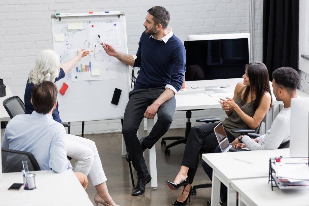 Grupo de personas haciendo una tormenta de ideas